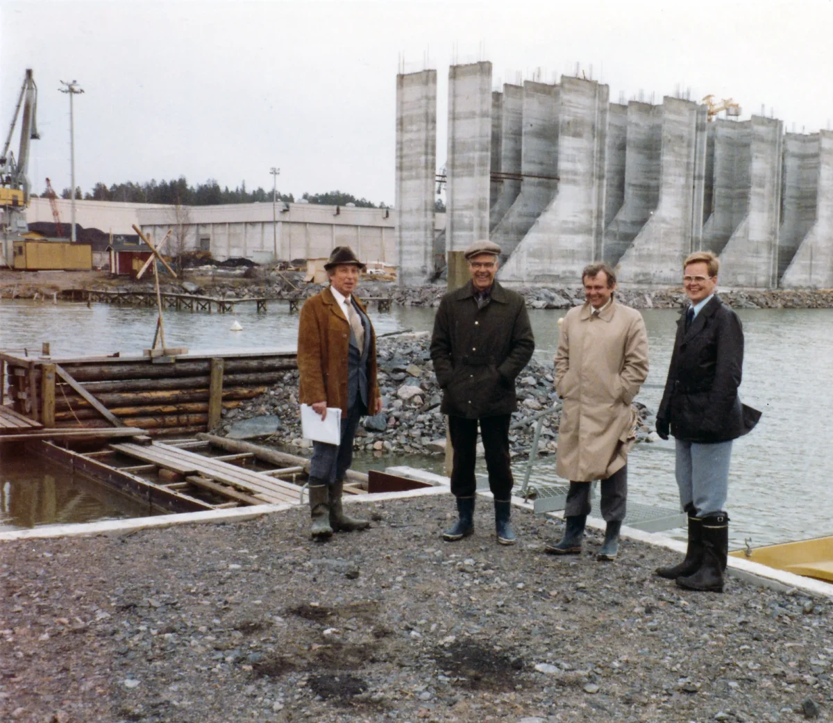 Laiturielementti Inkoo Satama toinen vasemmalta TJ Rolf Danilesson, 1961